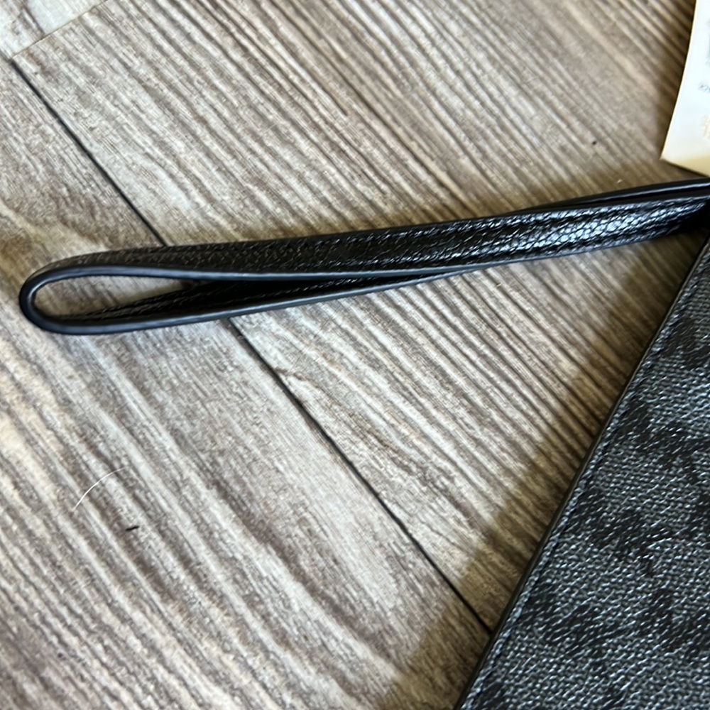 13. Michael Kors Large Zip Clutch Wrislet - Picture 3 of 8